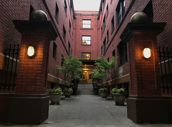 Wellesley Court Apartments - Portland, OR
