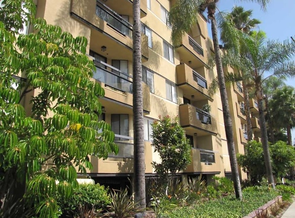 Palm Court Apartments - Los Angeles, CA