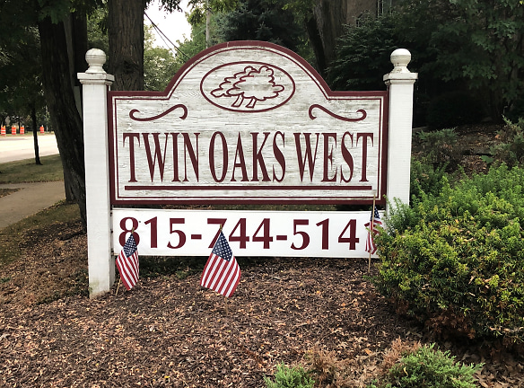 Twin Oaks Apartments - Joliet, IL