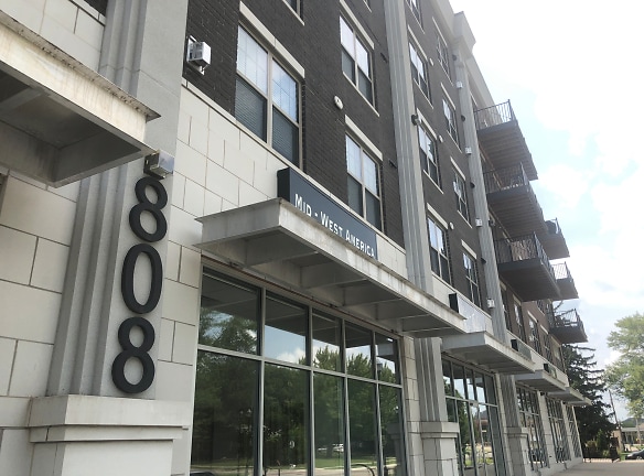 808 ON FIFTH Apartments - Coralville, IA