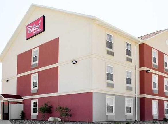 Red Roof Inn & Suites - Dickinson, ND