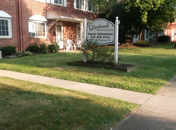 Glenbrook Townhouses Apartments - Brookpark, OH