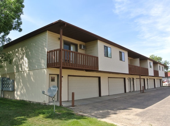 1409 2nd Ave SW - Minot, ND