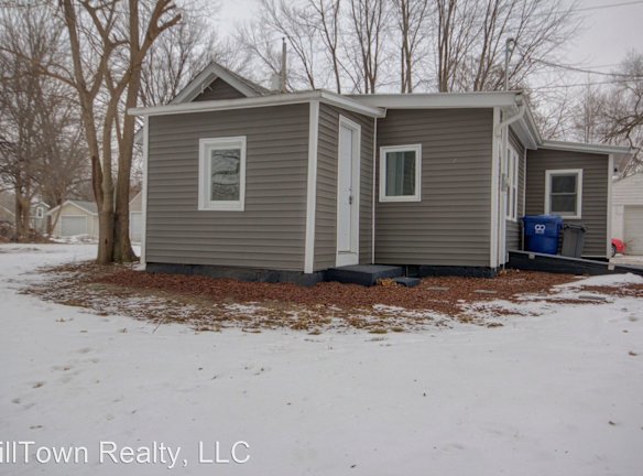 709 28th 1/2 St - Bettendorf, IA