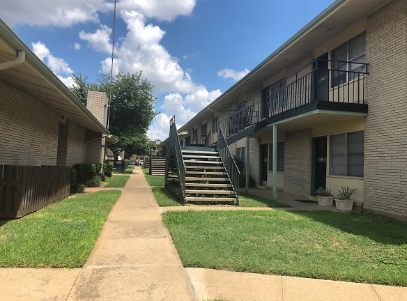 The Carriages Apartments - Arlington, TX