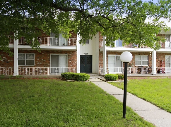Colonial Gardens & Cherbourg Apartments - Overland Park, KS