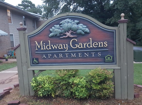 Midway Gardens Apartments/Oakwood Apartments - Opelika, AL