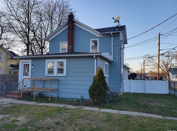 40 Amity St #LOWER - Patchogue, NY