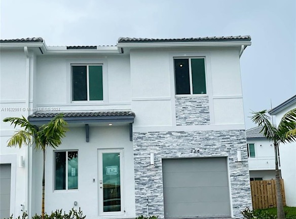 726 SE 13th Ct - Homestead, FL