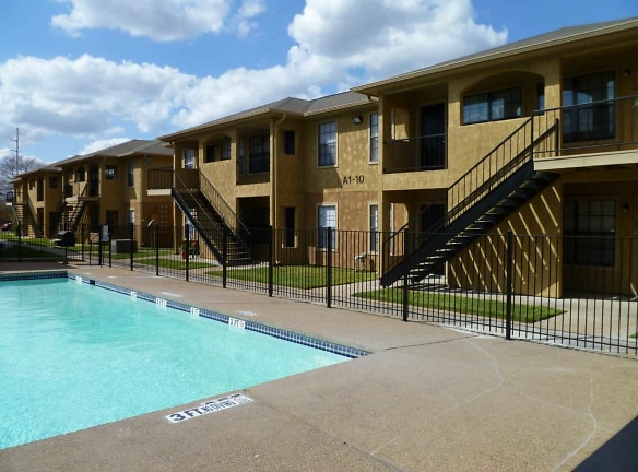 Balcones Apartments/Townhomes - College Station, TX