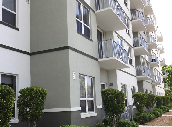Courtside Family Apartments - Miami, FL