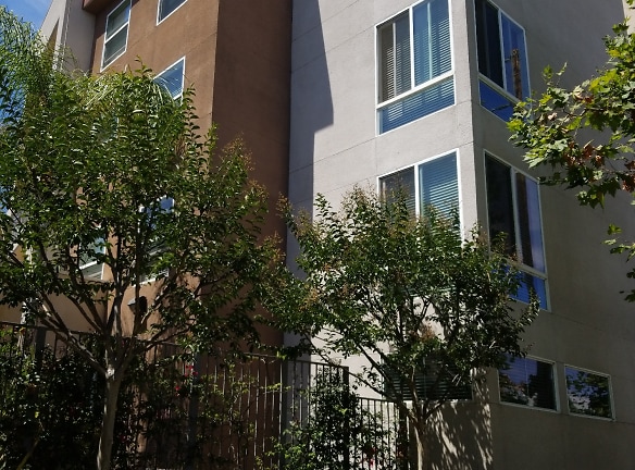Flores Del Valle Apartments - Los Angeles, CA