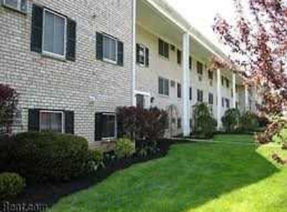 Arrowhead Court/Valley Brook Apartments - Upper Chichester, PA