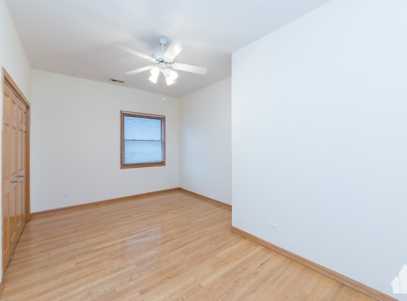 2440 N Southport Ave unit 001 - Chicago, IL