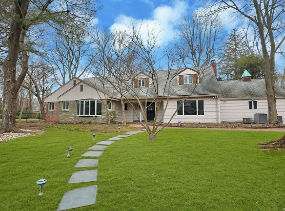 17 Hilltop Dr - Great Neck, NY