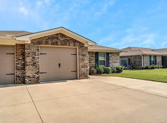 Newly Renovated! Peaceful Gated Community! Just Minutes From Downtown And Loop 49 - Tyler, TX