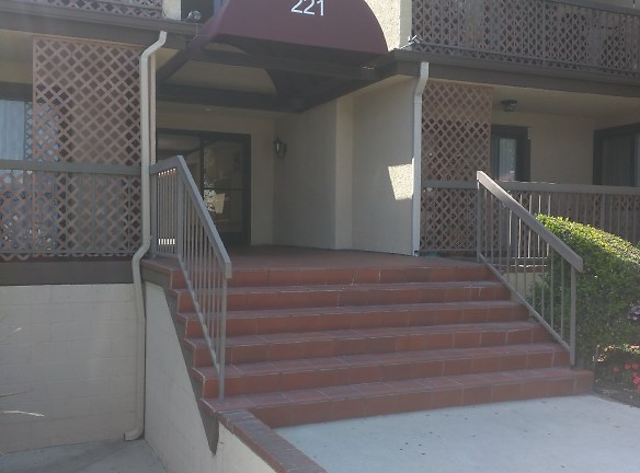 221 Cedar Apartments - Glendale, CA