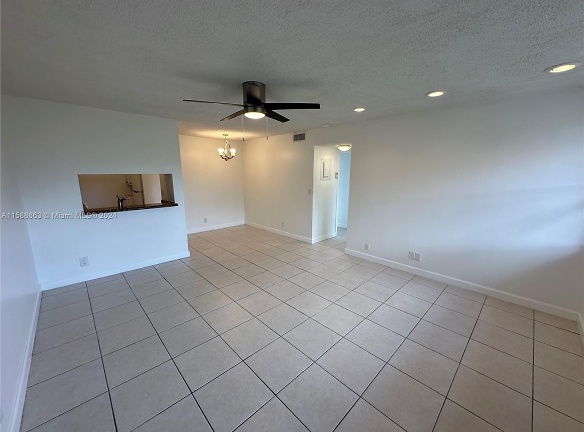 1045 Twin Lakes Dr #27-E - Coral Springs, FL