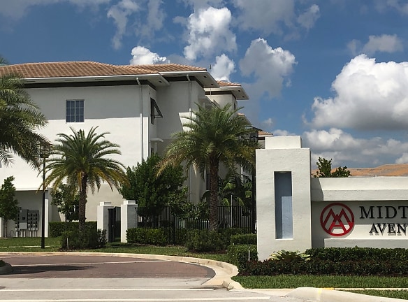 Gables Aventura Apartments & Town Homes - Swimming Pool - Miami, FL