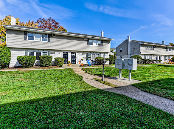 Hampton Court 1100 Clements Bridge Rd Barrington NJ Apartments for
