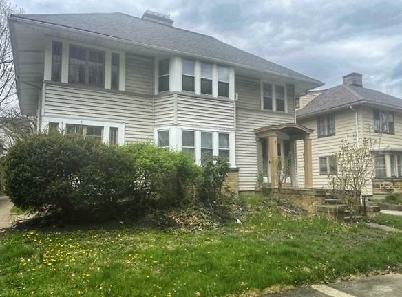 2122 Renrock Rd - Cleveland Heights, OH
