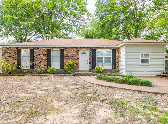 2248 Colonial Hills Dr - Southaven, MS