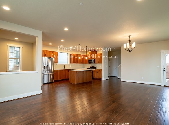 28575 SW Coffee Lake Dr - Wilsonville, OR