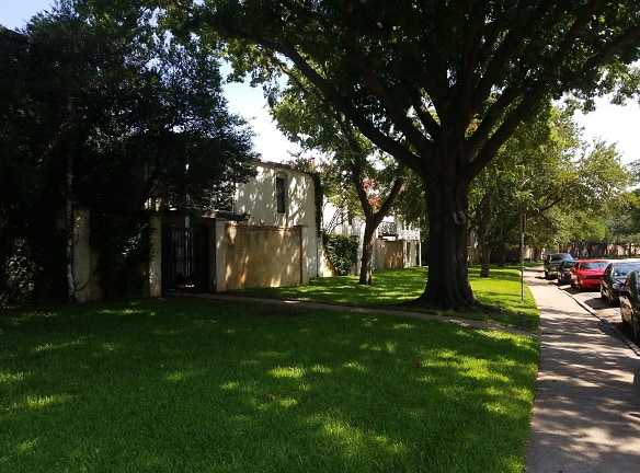 Bella Gardens Condos Apartments - Dallas, TX
