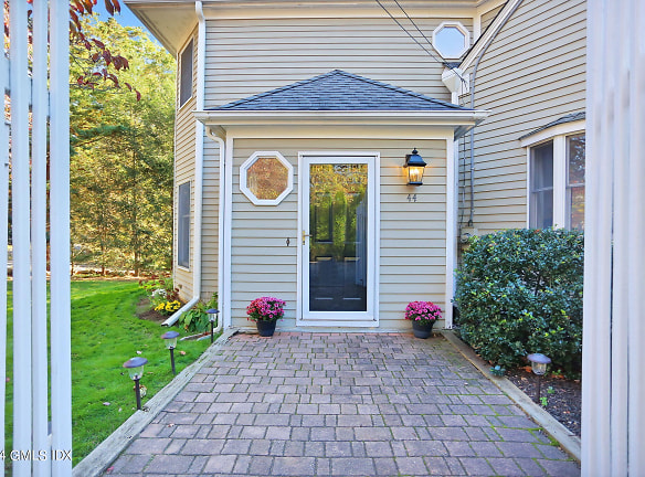44 Hendrie Ave - Greenwich, CT