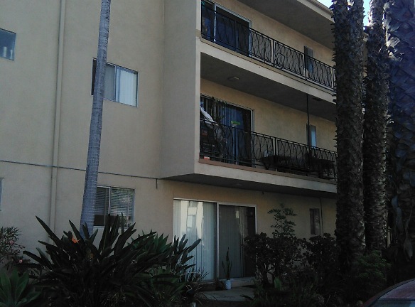 Continental Townhouses Apartments - Long Beach, CA
