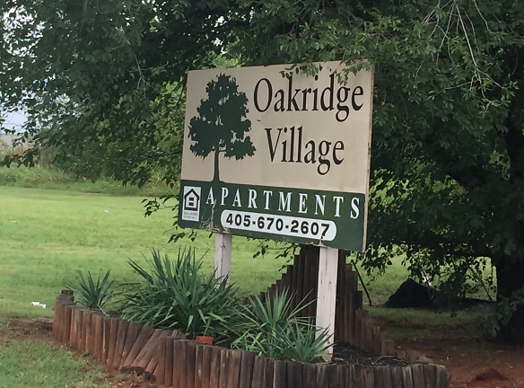 Oakridge Village Apartments - Del City, OK