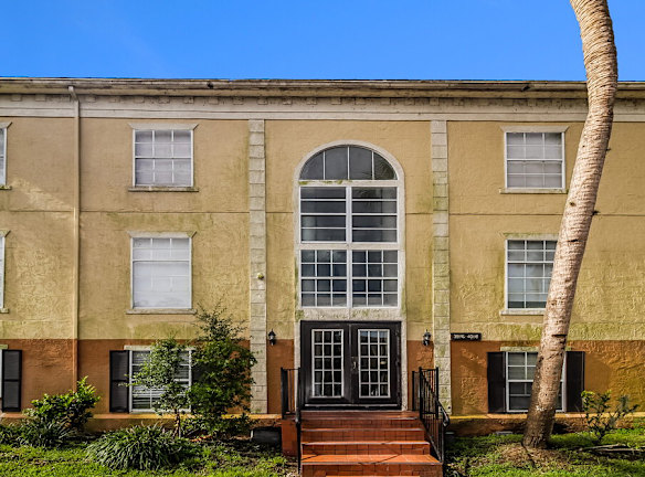 3998 Versailles Dr - Orlando, FL