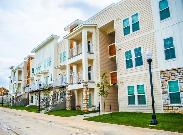 Bauer Farms Apartments & Townhomes - Lawrence, KS