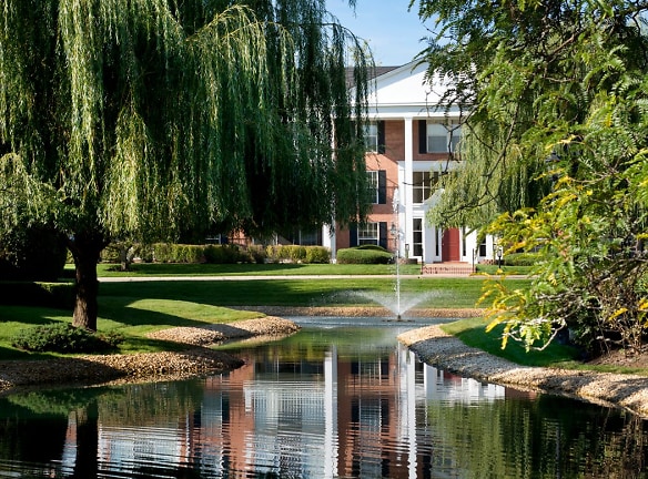 Versailles On The Lakes/Oakbrook Terrace Apartments - Oakbrook Terrace, IL