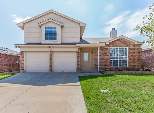 1621 Whispering Cove Trl - Fort Worth, TX