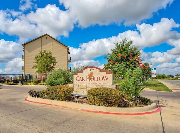 Oak Hollow Apartments - Seguin, TX