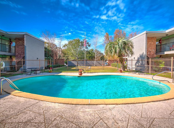 Country Club Apartments - Pascagoula, MS