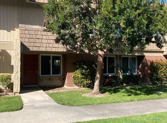 18240 Muir Woods Ct - Fountain Valley, CA