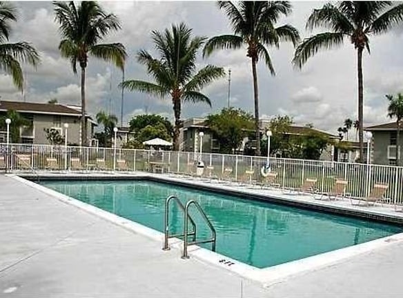 426 NE 210th Cir Terrace #103-2 - Miami, FL
