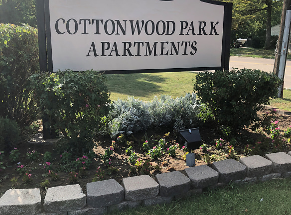 Cottonwood Park Apartments - Grand Prairie, TX