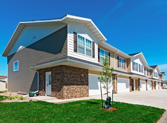 Maple Grove Townhomes - West Fargo, ND