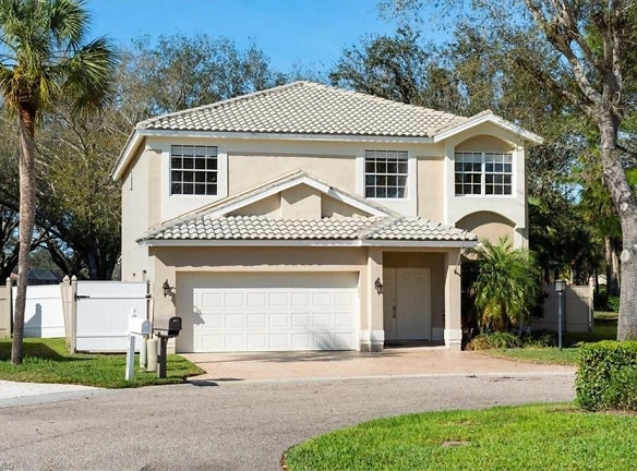 12341 Eagle Pointe Cir - Fort Myers, FL