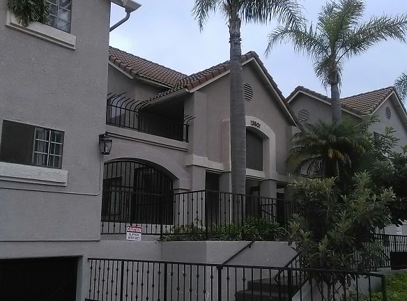 Royal Oaks Apartments - Hawthorne, CA