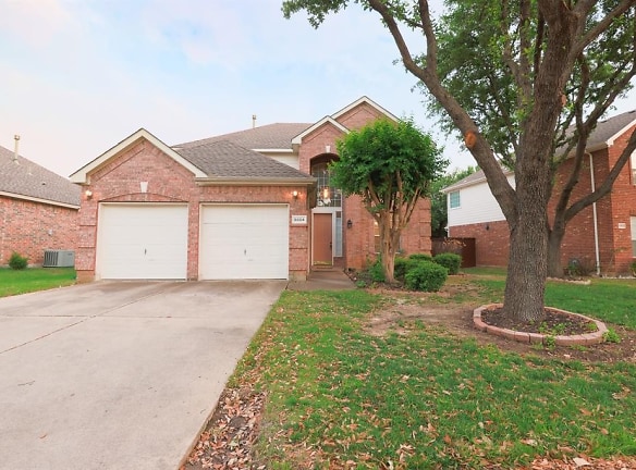 9804 Hickory Hollow Ln - Irving, TX
