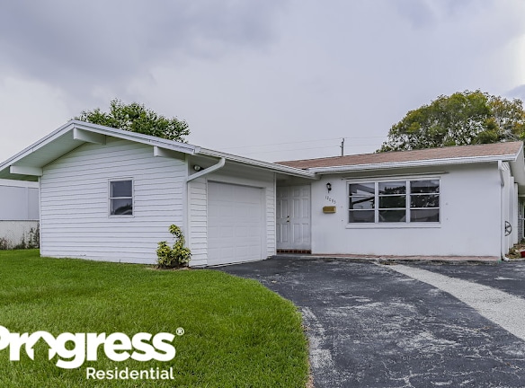 12083 Dolphin Dr - Palm Beach Gardens, FL