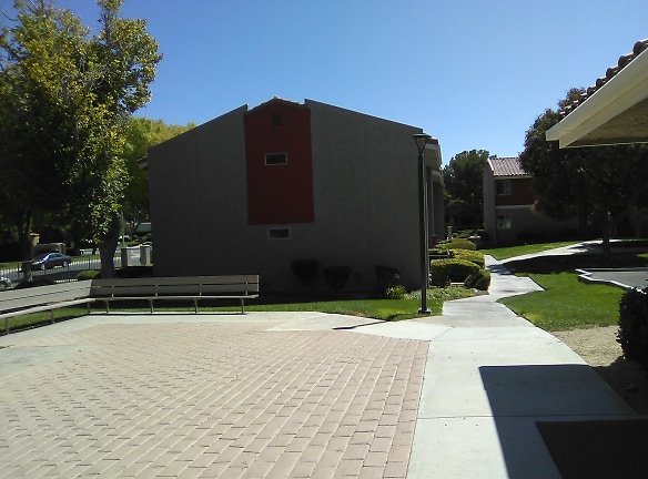 College Park Apartments - Lancaster, CA