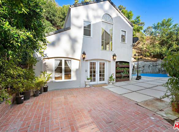 1174 Coldwater Canyon Dr - Beverly Hills, CA