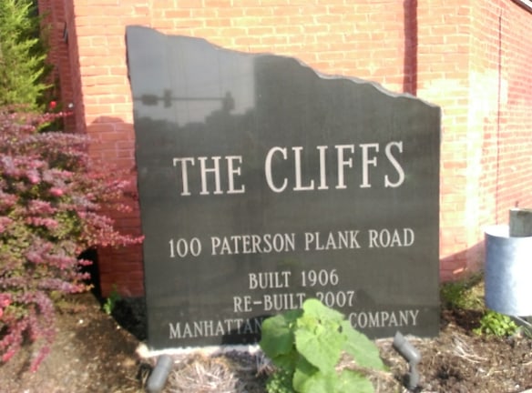 The Cliffs Apartments - Jersey City, NJ