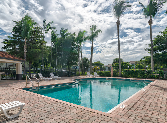 Country Club Villas Apartments - Hialeah, FL