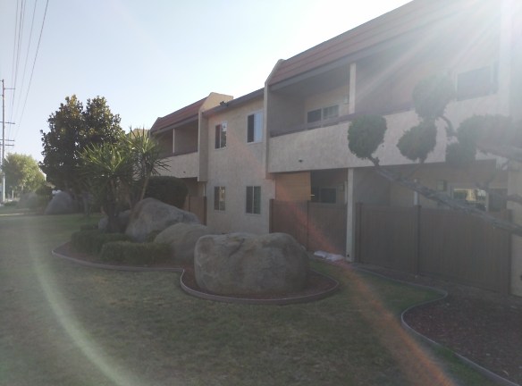 La Roca Plaza Apartments - Santee, CA